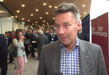 Podróżnym na polskich lotniskach w przyszłości mają pomagać roboty. Wdrożona zostanie także całkowicie biometryczna odprawa