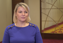 Opakowania po chipsach, słodyczach i zupkach instant mogą posłużyć do produkcji mebli. Najczęściej trafiają jednak do złego worka na śmieci