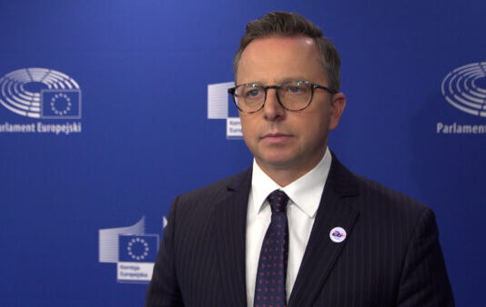 Polscy europosłowie chcą rewizji zakazu sprzedaży aut spalinowych od 2035 roku. Liczą na zdecydowane poparcie w europarlamencie