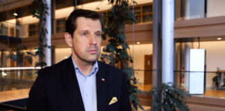 Unia Europejska chce złagodzić AI Act. Na szali konkurencyjność start-upów i małych przedsiębiorców